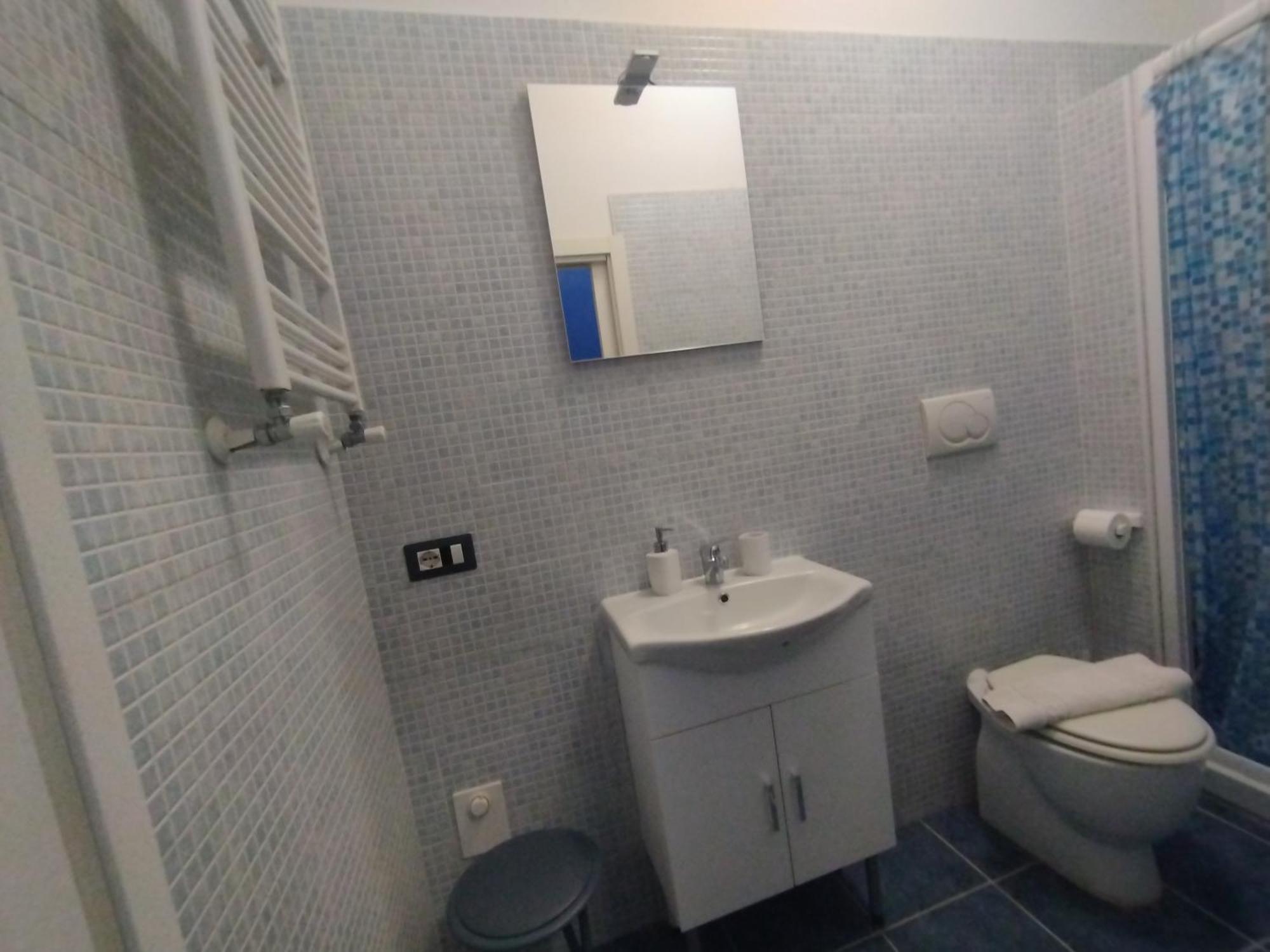 Adriatic Room 50 M Dalla Stazione Ferroviaria Di Ciampino E Dalla Navetta Aeroportuale Екстер'єр фото